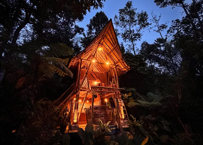 ロッジ Alasari Hidden Bamboo Retreat In The Jungle Seribatu
