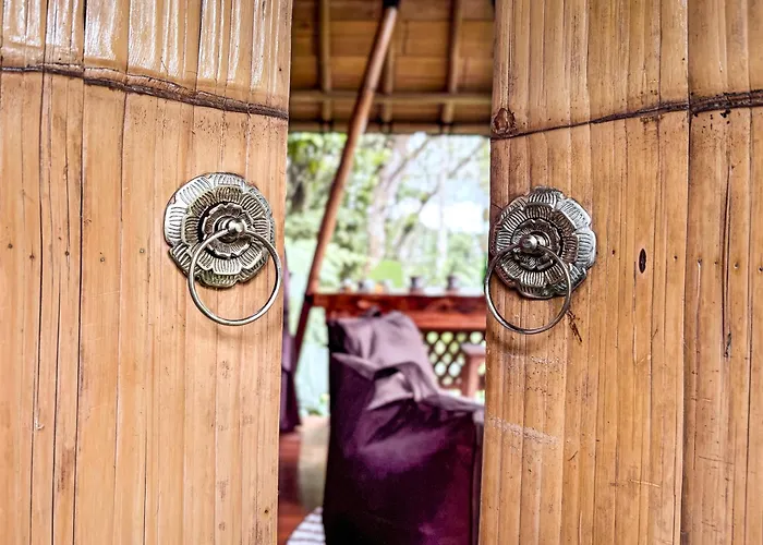 ロッジ Alasari Hidden Bamboo Retreat In The Jungle Seribatu